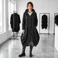 Memory-Taft Mantel in Tulpenform mit stylishen Akzenten in schwarz