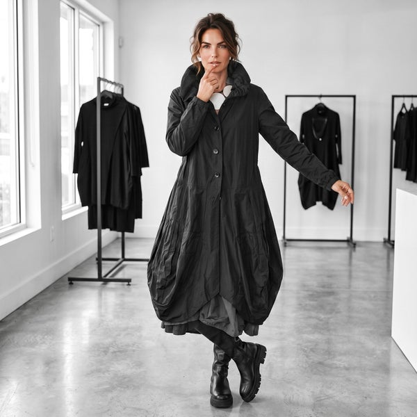 Memory-Taft Mantel in Tulpenform mit stylishen Akzenten in schwarz