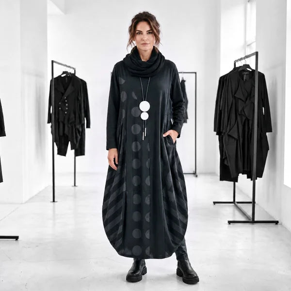 Sweatshirt - Kleid "stripes & dots" in großzügiger Tulpenform in schwarz gemustert