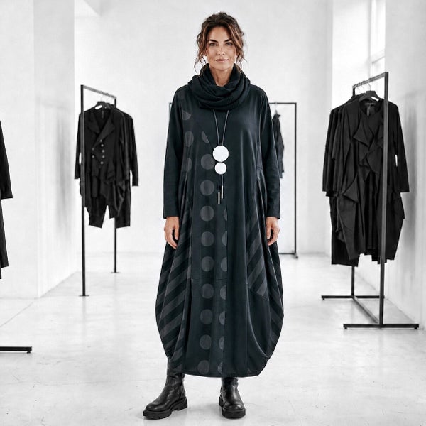 Sweatshirt - Kleid "stripes & dots" in großzügiger Tulpenform in schwarz gemustert
